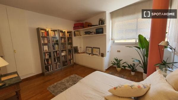 Habitación en piso compartido en barcelona. thumbnail 2