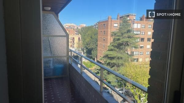Piso en alquiler en Avenida de Alberto Alcocer , Madrid thumbnail 2