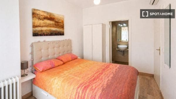 Se alquila habitación en La Dreta de l'Eixample, Barcelona. photo 1
