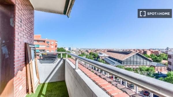 Piso en alquiler en Calle de Bustamante , Madrid thumbnail 2