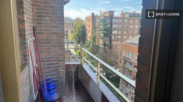 Estudio en alquiler en Avenida de Alberto Alcocer, Madrid thumbnail 2