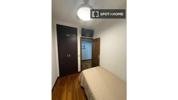 Habitación en piso compartido en barcelona. thumbnail 1