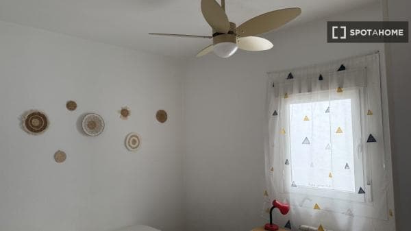 Habitación en piso compartido en madrid. thumbnail 2