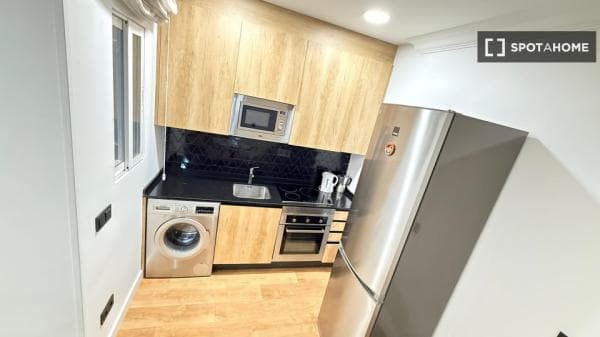 Estudio en alquiler en Calle de Saavedra Fajardo, Madrid thumbnail 1