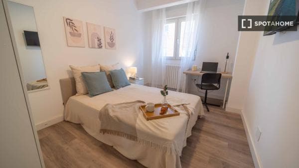 Habitación en un apartamento compartido de 1 dormitorio en Santander. photo 1