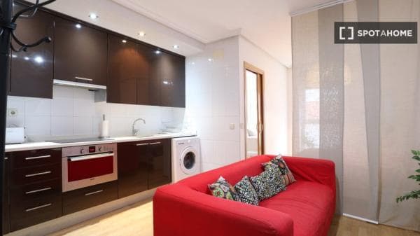 Estudio en alquiler en Calle de la Miosotis, Madrid thumbnail 1