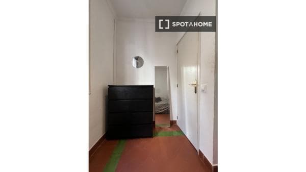 Habitación en piso compartido en alquiler en el barrio Gótico de Barcelona. thumbnail 2