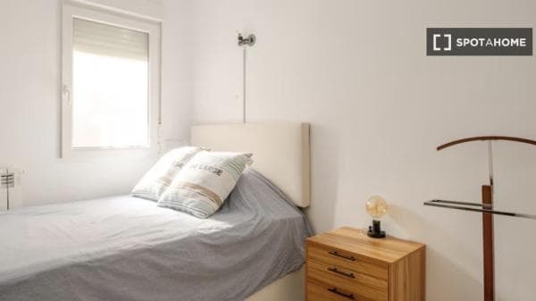 Habitación en piso compartido en Almagro, Madrid. photo 1
