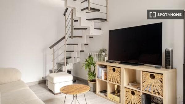 Habitación en piso compartido en Almagro, Madrid. thumbnail 2