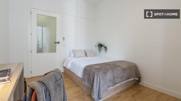 Habitación en piso compartido en Ríos Rosas, Madrid. photo 1