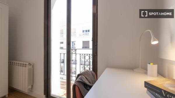 Habitación en piso compartido en Ríos Rosas, Madrid. thumbnail 1