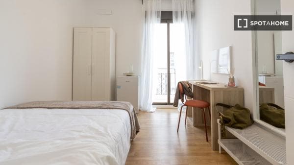 Habitación en piso compartido en Ríos Rosas, Madrid. thumbnail 2