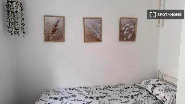 Habitación en un piso compartido de 2 habitaciones en alquiler en Chopera. thumbnail 1