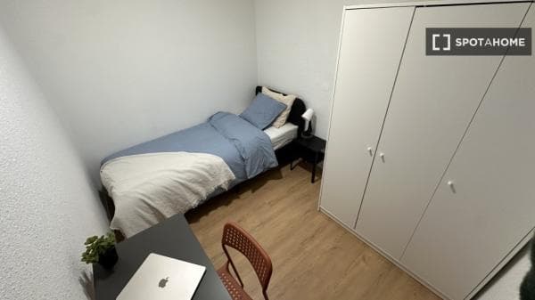 Habitación en piso compartido de 5 habitaciones en alquiler en Orcasitas thumbnail 1
