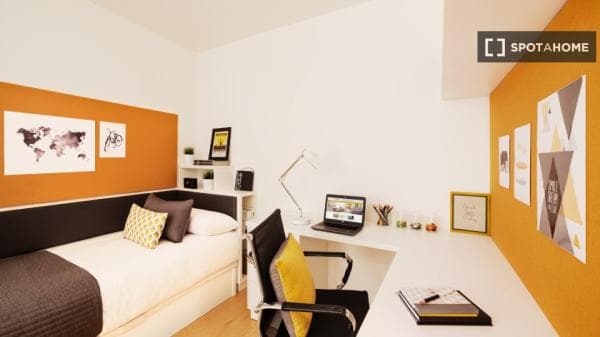 Se alquila habitación en Ensanche-Zabalgunea, Pamplona. photo 1