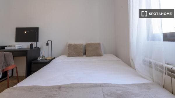 Habitación en piso compartido en Ríos Rosas, Madrid. photo 1