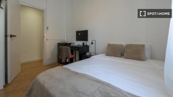 Habitación en piso compartido en Ríos Rosas, Madrid. thumbnail 1