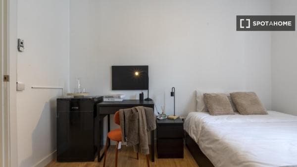 Habitación en piso compartido en Ríos Rosas, Madrid. thumbnail 2