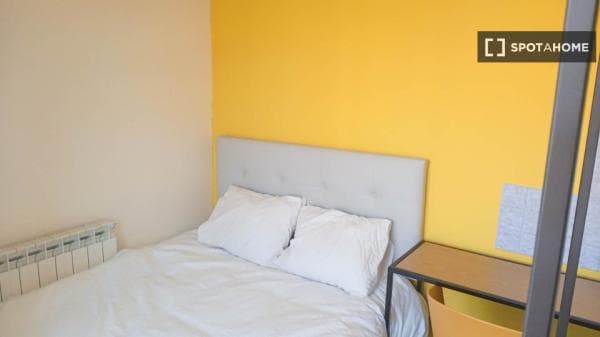 Habitación en piso compartido en alquiler en Pueblo Nuevo, Madrid. photo 1
