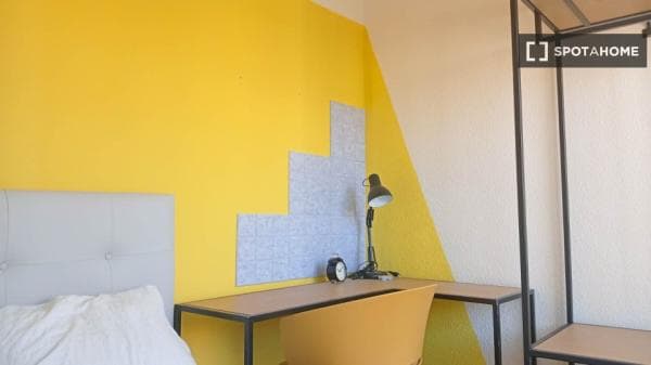Habitación en piso compartido en alquiler en Pueblo Nuevo, Madrid. thumbnail 1