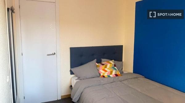 Habitación en piso compartido en alquiler en Pueblo Nuevo, Madrid. thumbnail 2
