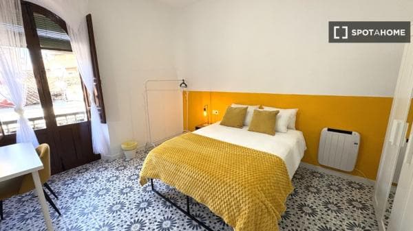 Se alquila habitación en piso compartido de 6 habitaciones en Albaycín thumbnail 1