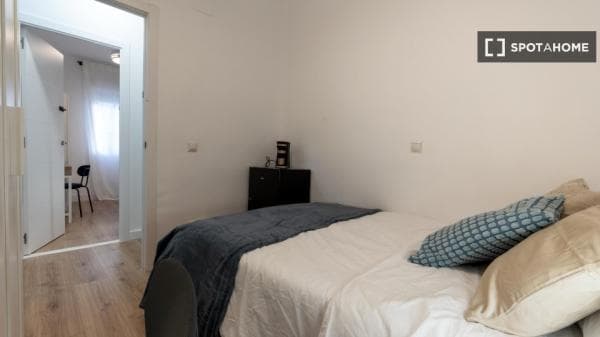 Habitación en un piso compartido de 4 habitaciones en alquiler en Ríos Rosas. photo 1