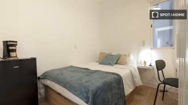 Habitación en un piso compartido de 4 habitaciones en alquiler en Ríos Rosas. thumbnail 1