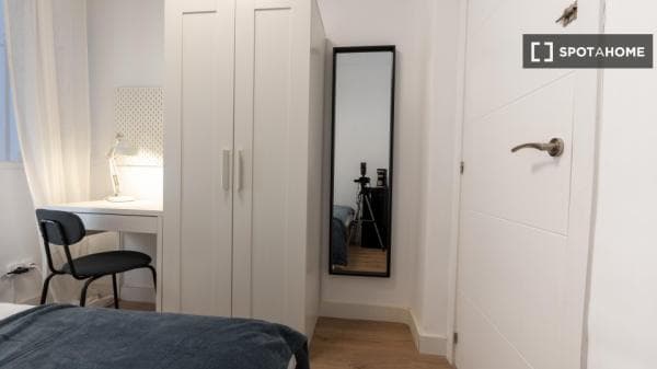 Habitación en un piso compartido de 4 habitaciones en alquiler en Ríos Rosas. thumbnail 2