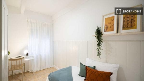 Se alquila habitación en piso compartido en Valdeacederas, Madrid photo 1