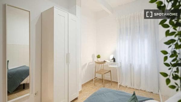Se alquila habitación en piso compartido en Valdeacederas, Madrid thumbnail 1
