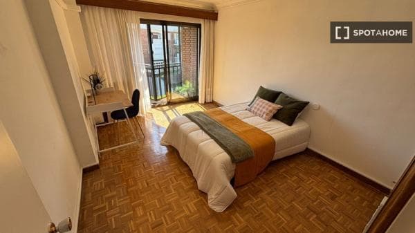 Piso de 9 habitaciones en alquiler en Palos de Moguer, Madrid photo 1