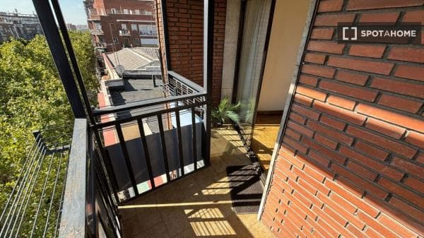 Piso de 9 habitaciones en alquiler en Palos de Moguer, Madrid thumbnail 1