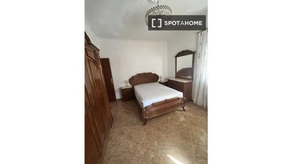 Habitación en piso compartido en alquiler en Angustias-Chana-Encina. thumbnail 1
