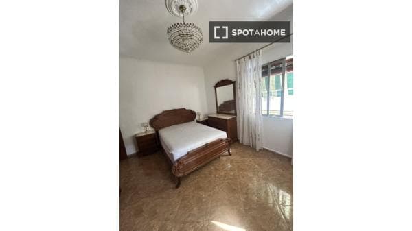 Habitación en piso compartido en alquiler en Angustias-Chana-Encina. thumbnail 2