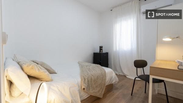 Habitación en un piso compartido de 4 habitaciones en alquiler en Ríos Rosas. thumbnail 1