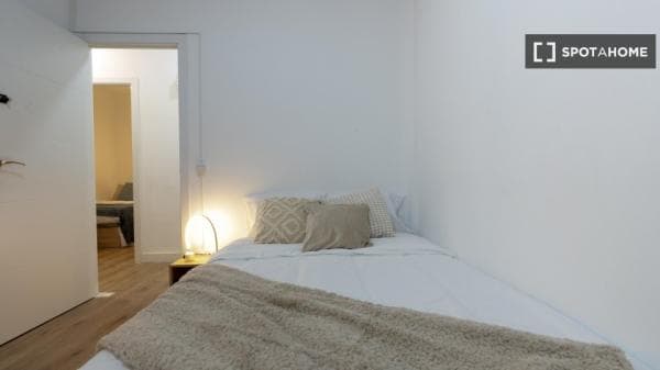 Habitación en un piso compartido de 4 habitaciones en alquiler en Ríos Rosas. thumbnail 2