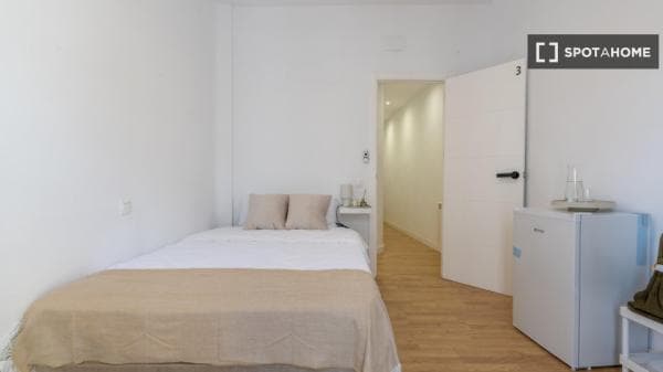 Habitación en piso compartido en Ríos Rosas, Madrid. thumbnail 1