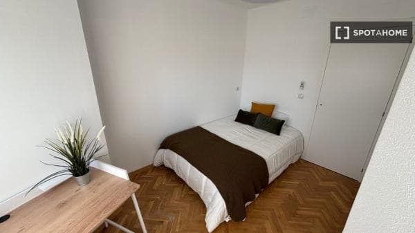 Piso de 9 habitaciones en alquiler en Palos de Moguer, Madrid thumbnail 2