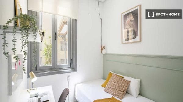 Habitación en piso compartido en alquiler en Justicia, Madrid thumbnail 1