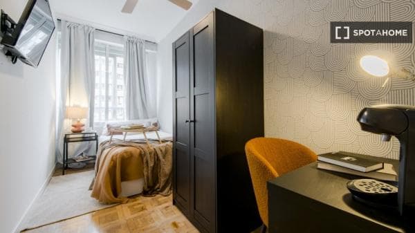 Habitación en piso compartido en Castillejos, Madrid photo 1