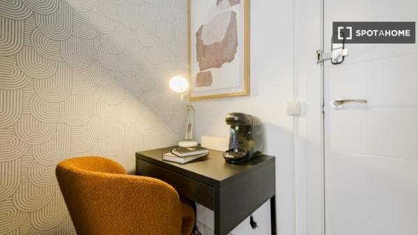 Habitación en piso compartido en Castillejos, Madrid thumbnail 1