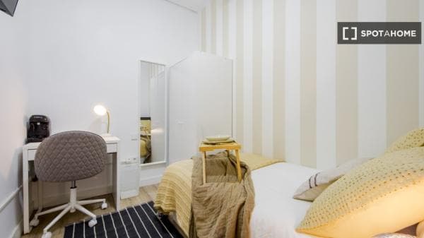 Habitación en piso compartido de 8 habitaciones en Trafalgar, Madrid photo 1