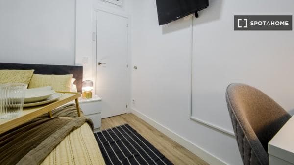 Habitación en piso compartido de 8 habitaciones en Trafalgar, Madrid thumbnail 2