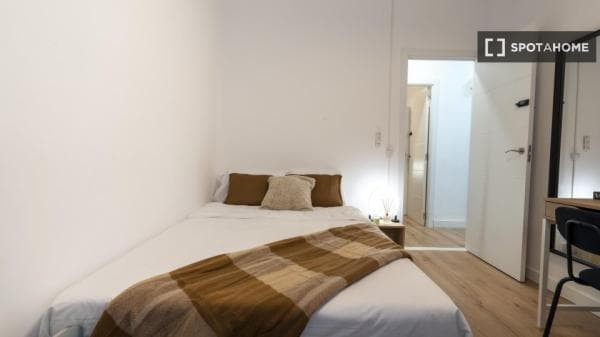 Habitación en un piso compartido de 4 habitaciones en alquiler en Ríos Rosas. photo 1