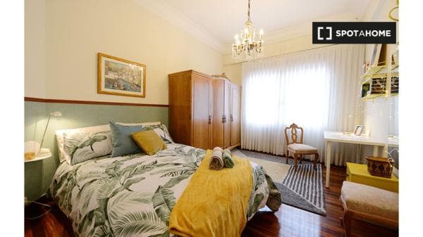Se alquila habitación en piso de 4 dormitorios en Indautxu, Bilbao thumbnail 1