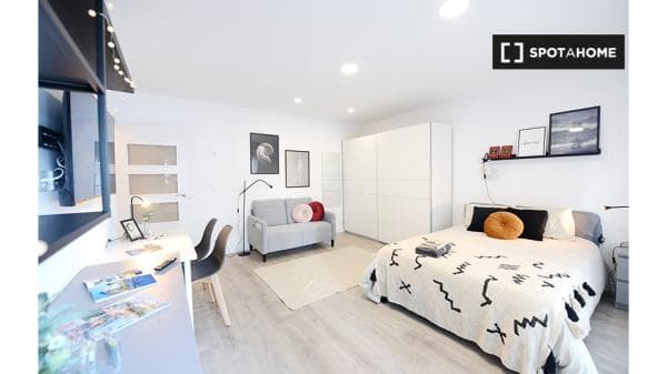 Se alquila habitación en piso de 4 dormitorios en Basurto, Bilbao thumbnail 2