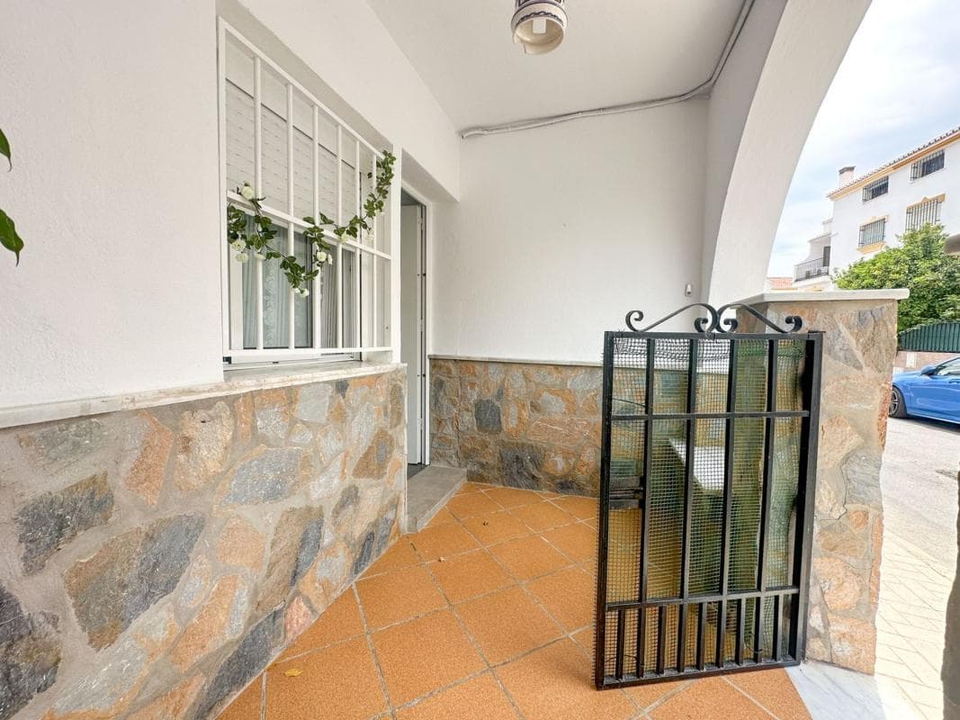 Sale of townhouse in Chalet adosado en Calle Calamón, El Cuartón - Heliomar, Málaga , Málaga photo 2