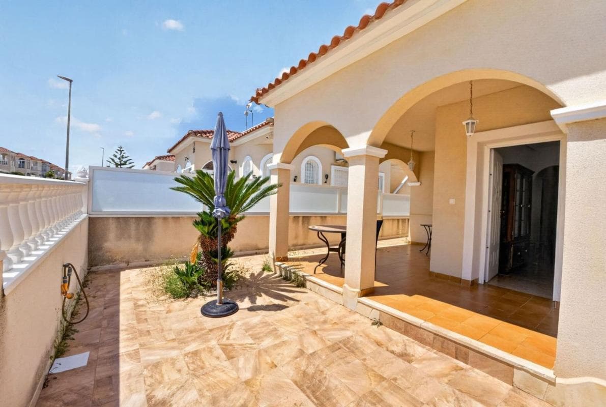 Venta de chalet independiente en Casa o chalet en Calle Reino Unido, Algorfa, Algorfa
photo 4