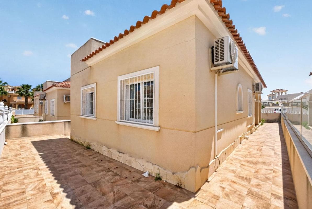 Venta de chalet independiente en Casa o chalet en Calle Reino Unido, Algorfa, Algorfa
photo 5